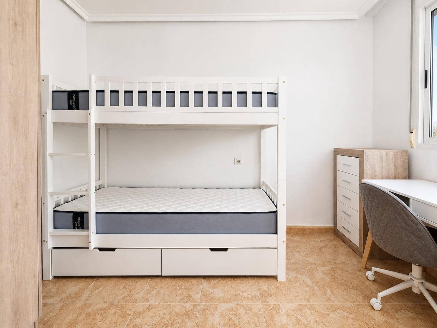 2 soveværelse Lejlighed til leje i Torrevieja med swimmingpool garage - € 850 (Ref: 9876364)