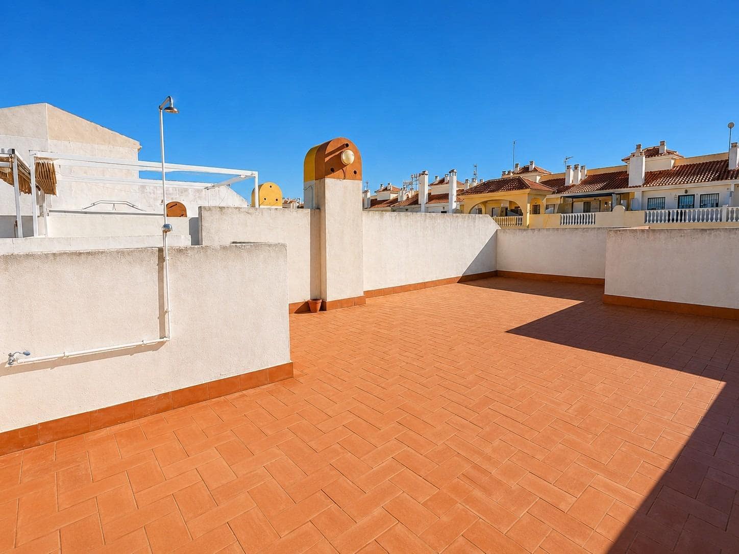 2 soveværelse Lejlighed til leje i Torrevieja med swimmingpool garage - € 850 (Ref: 9876364)