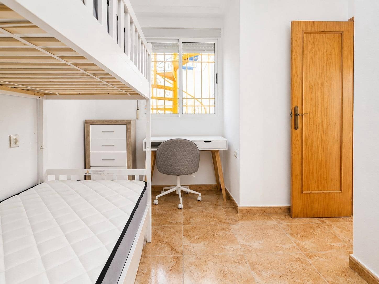 2 soveværelse Lejlighed til leje i Torrevieja med swimmingpool garage - € 850 (Ref: 9876364)