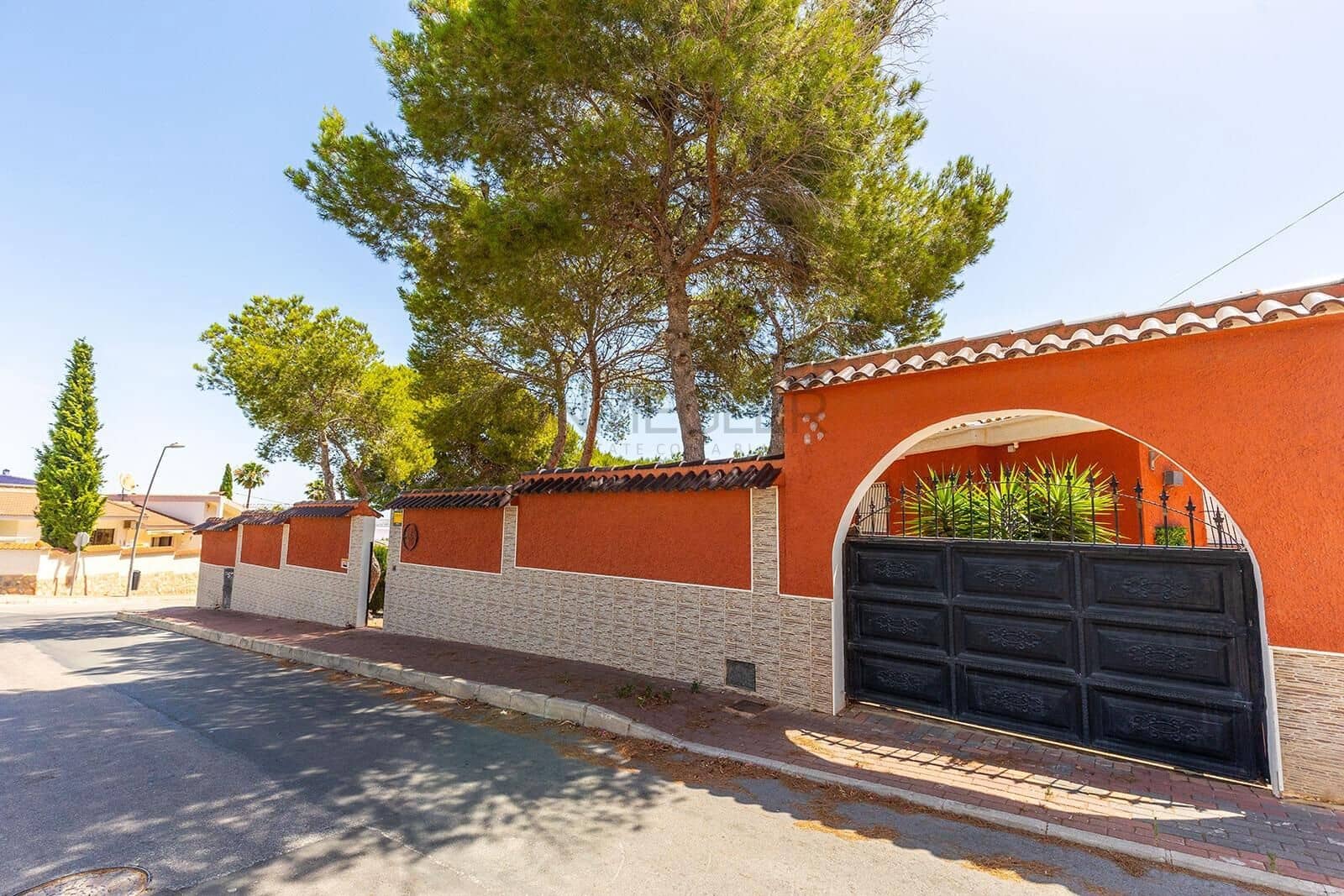Chalet de 4 habitaciones en Torrevieja en venta con piscina - 499.000 € (Ref: 9929348)