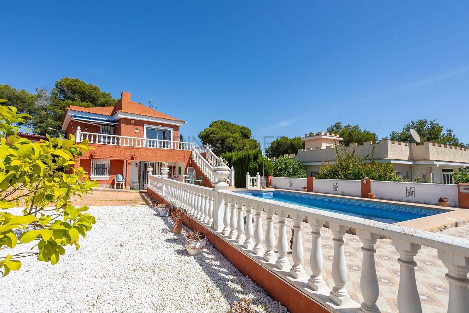 Chalet de 4 habitaciones en Torrevieja en venta con piscina - 499.000 € (Ref: 9929348)