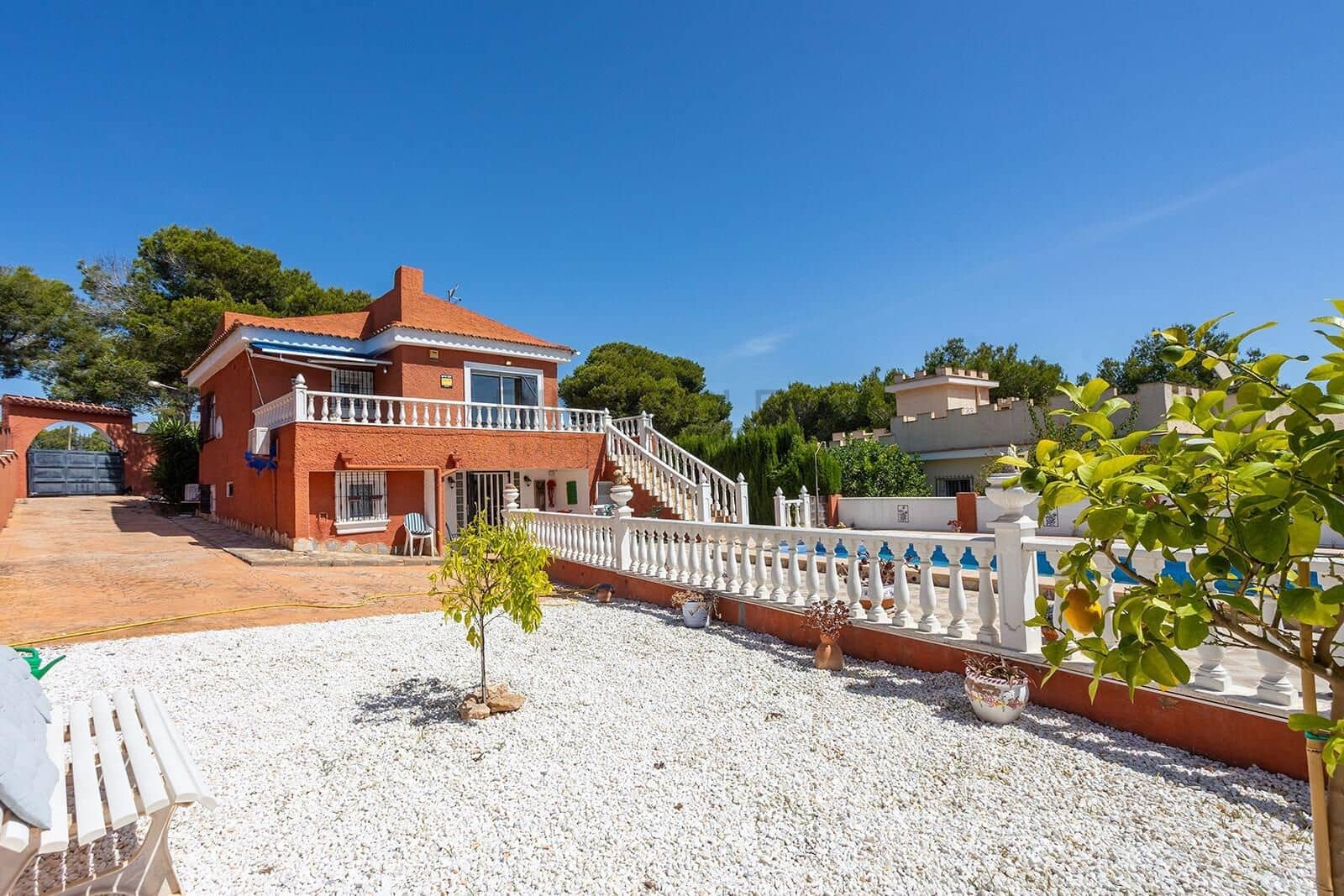 Chalet de 4 habitaciones en Torrevieja en venta con piscina - 499.000 € (Ref: 9929348)