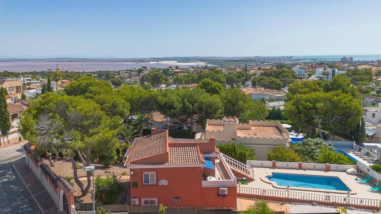 Chalet de 4 habitaciones en Torrevieja en venta con piscina - 499.000 € (Ref: 9929348)