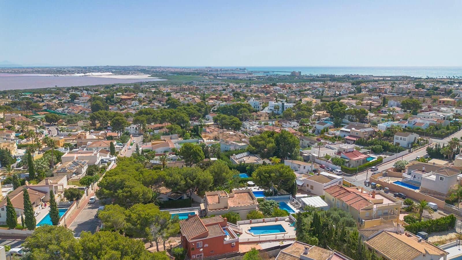 Chalet de 4 habitaciones en Torrevieja en venta con piscina - 499.000 € (Ref: 9929348)