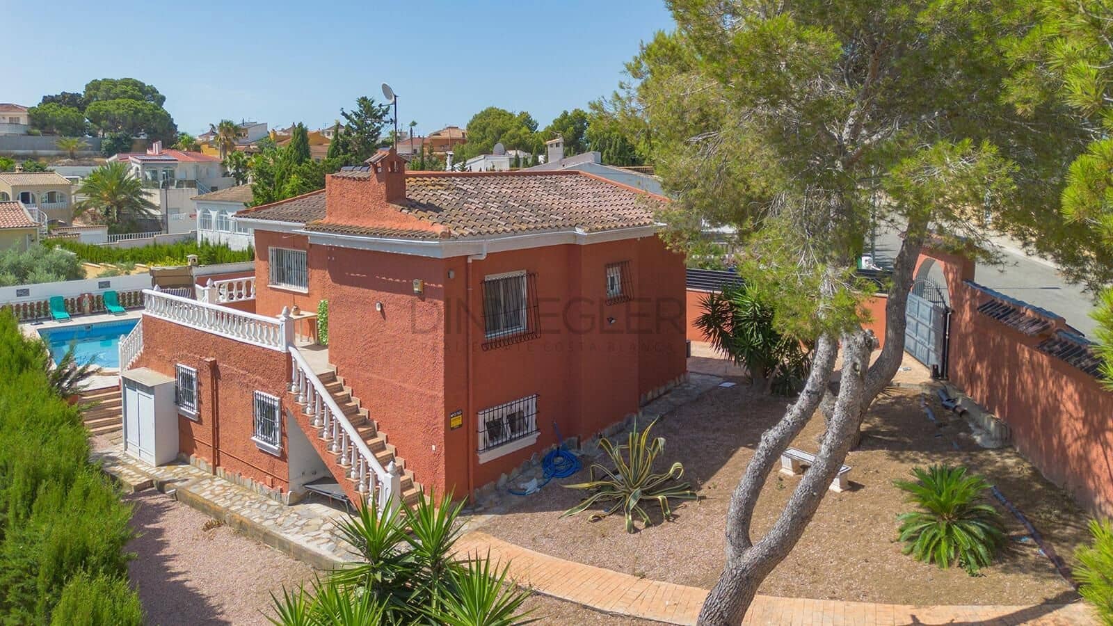 Chalet de 4 habitaciones en Torrevieja en venta con piscina - 499.000 € (Ref: 9929348)