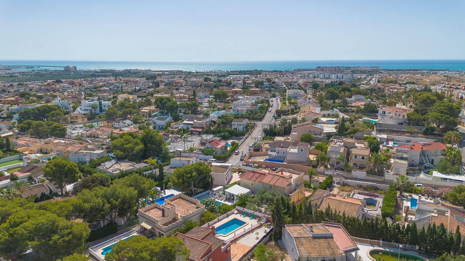 Chalet de 4 habitaciones en Torrevieja en venta con piscina - 499.000 € (Ref: 9929348)