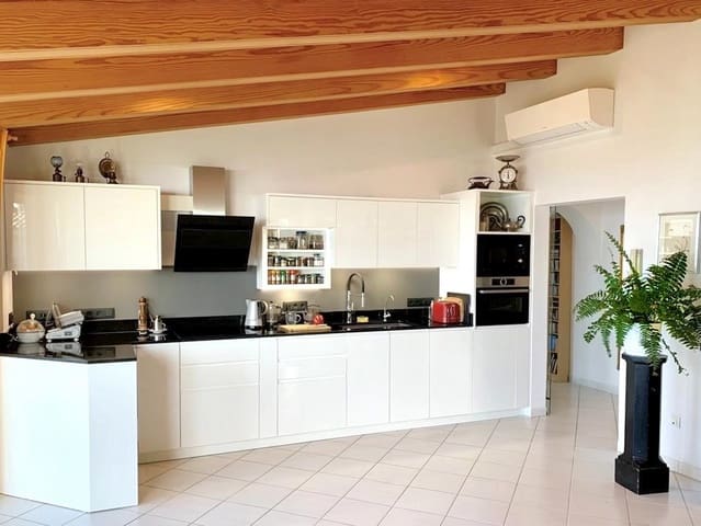 4 sovrum Villa till salu i Tacoronte med garage - 689 000 € (Ref: 10182060)