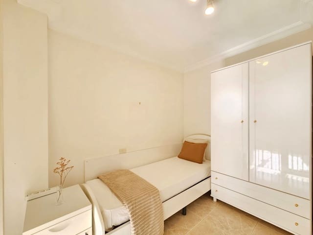 Apartamento de 2 habitaciones en Puerto de la Cruz en venta con piscina garaje - 330.000 € (Ref: 9818442)
