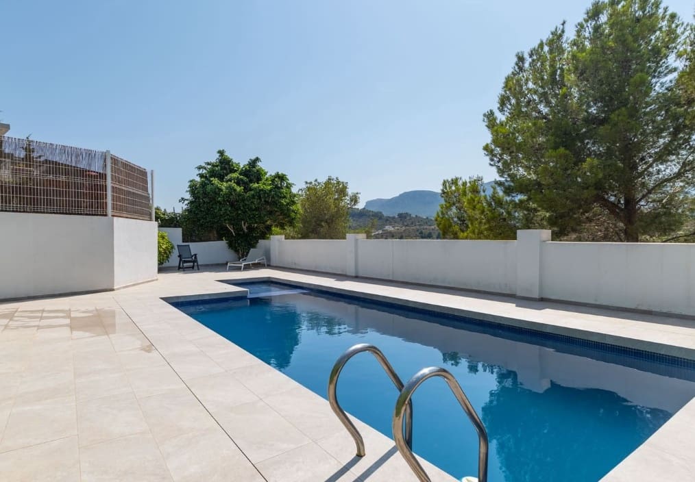 3 soverom Kjedet enebolig til salgs i Calpe / Calp med svømmebasseng - € 299 000 (Ref: 9264045)