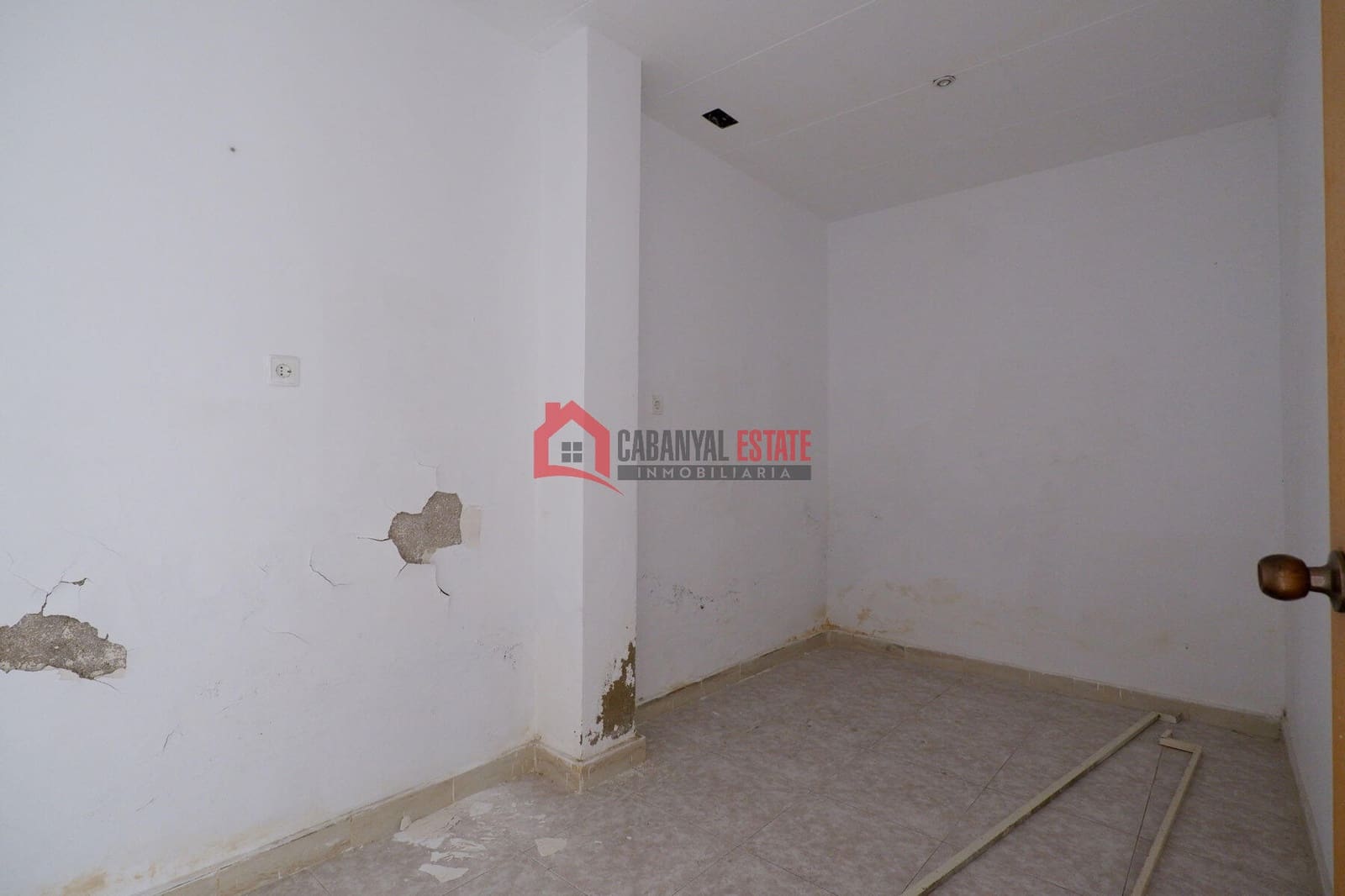 Commercieel te huur in Valencia stad - € 1.100 (Ref: 9009920)