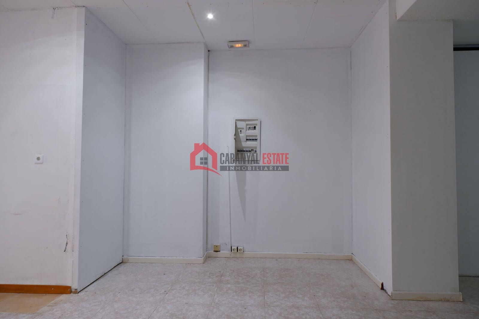 Commercieel te huur in Valencia stad - € 1.100 (Ref: 9009920)