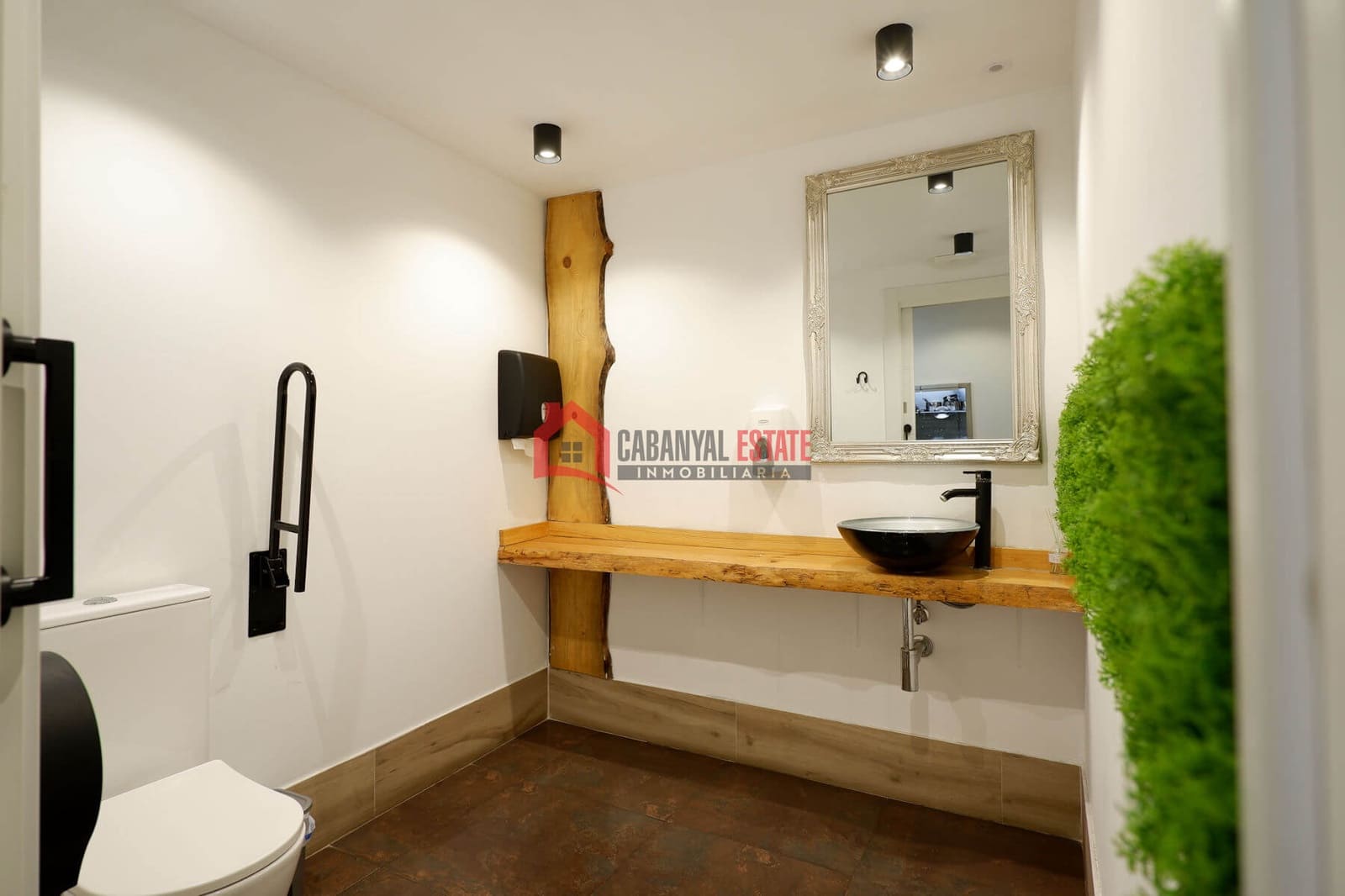 Commercial for rent in Valencia city - € 2,600 (Ref: 9436611)