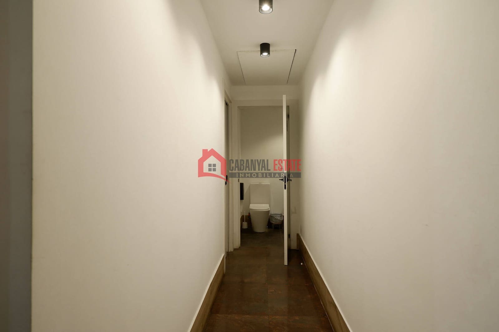 Commercial for rent in Valencia city - € 2,600 (Ref: 9436611)