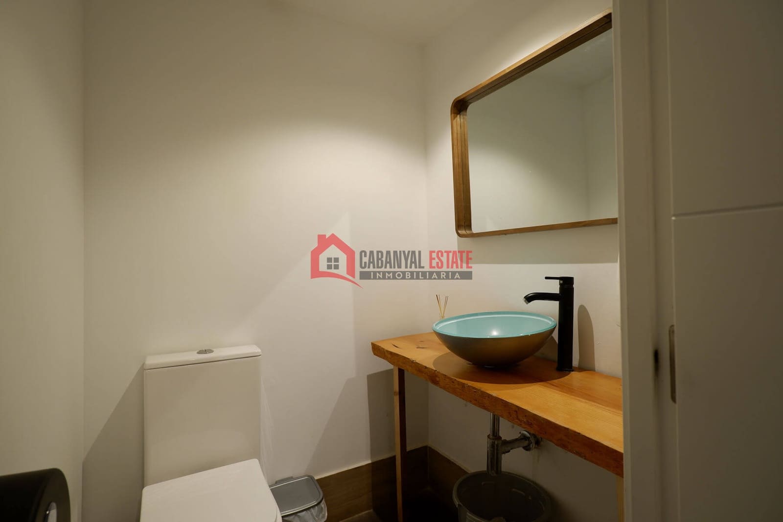 Commercial for rent in Valencia city - € 2,600 (Ref: 9436611)