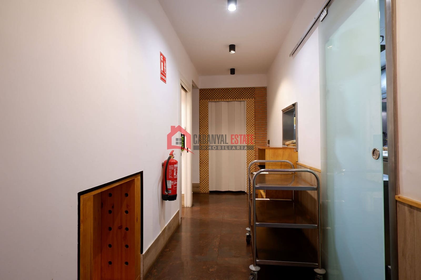 Commercial for rent in Valencia city - € 2,600 (Ref: 9436611)