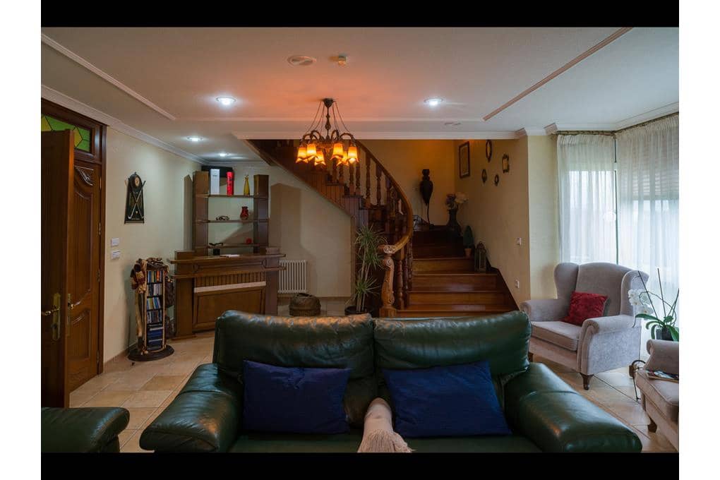 7 Zimmer Villa zu verkaufen in Dumbria mit Garage - 650.000 € (Ref: 10060912)