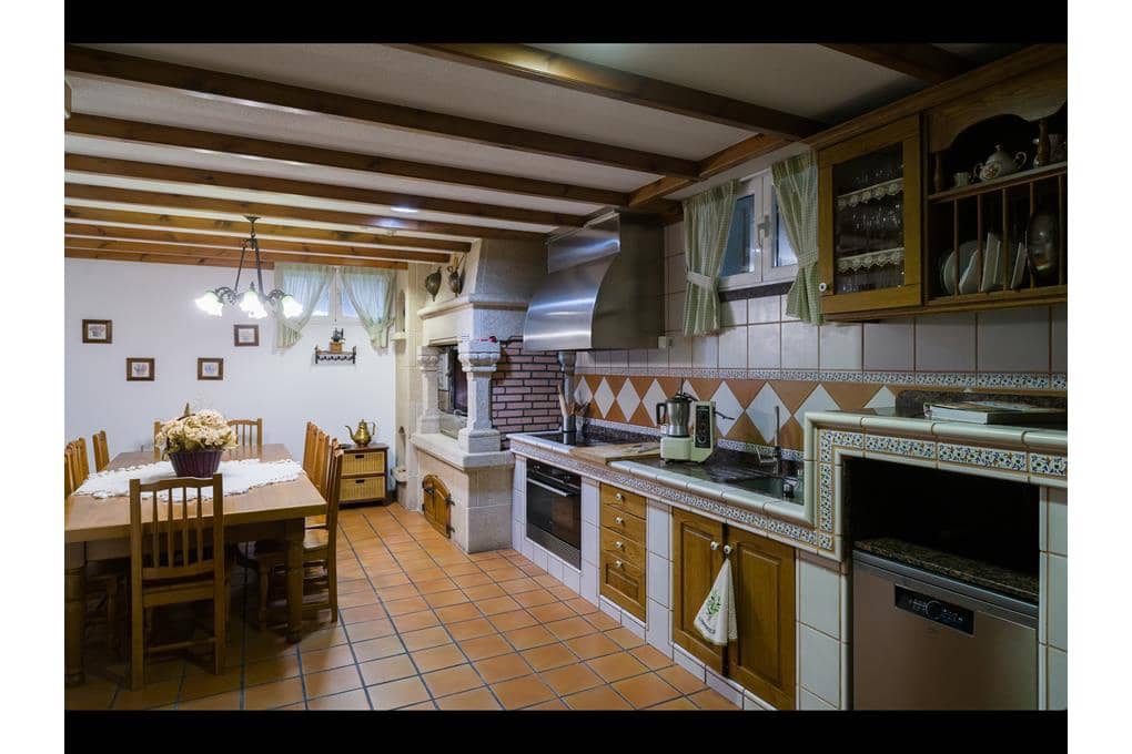 7 Zimmer Villa zu verkaufen in Dumbria mit Garage - 650.000 € (Ref: 10060912)