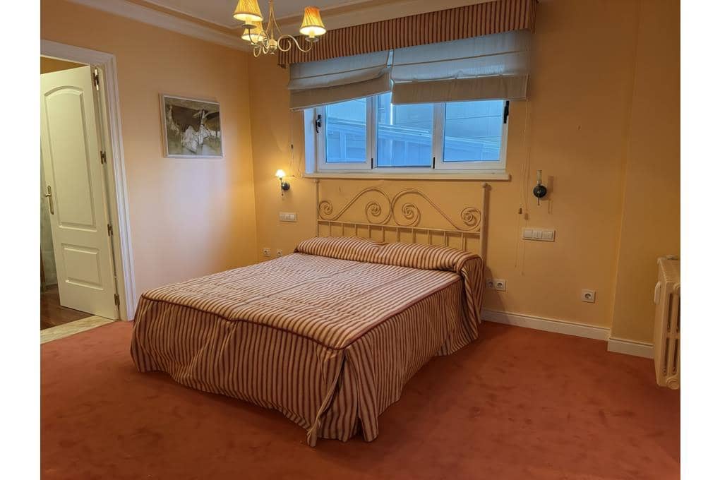 5 bedroom Flat for sale in Santiago de Compostela with garage - € 820,000 (Ref: 10147450)
