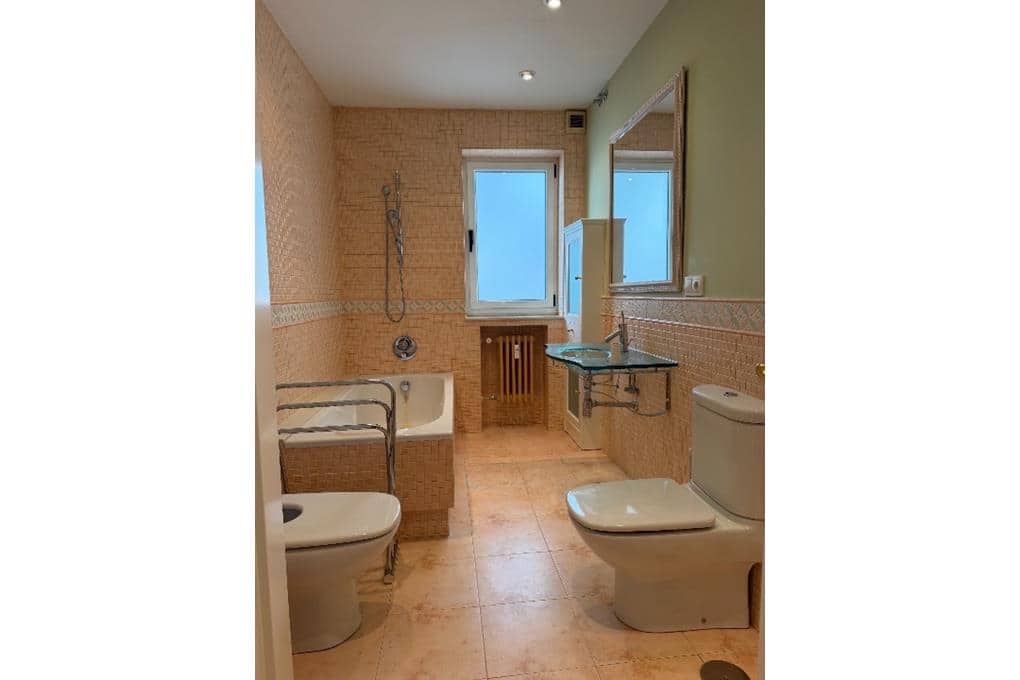 5 bedroom Flat for sale in Santiago de Compostela with garage - € 820,000 (Ref: 10147450)