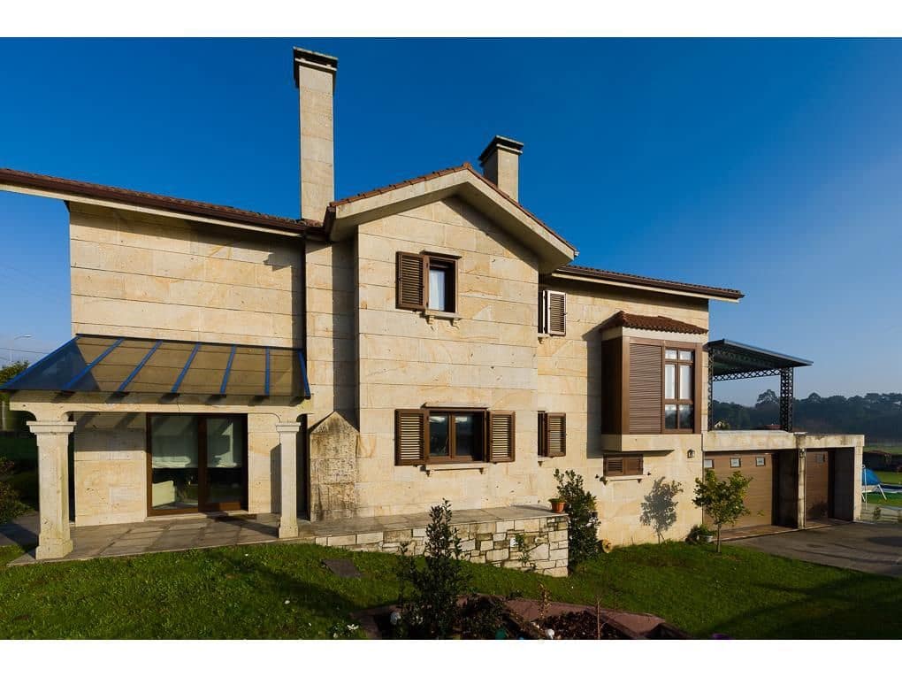 4 bedroom Townhouse for sale in Brion with pool garage - € 600,000 (Ref: 5897541)