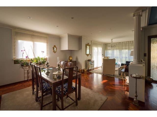 4 bedroom Townhouse for sale in Brión with pool garage - € 600,000 (Ref: 5897541)