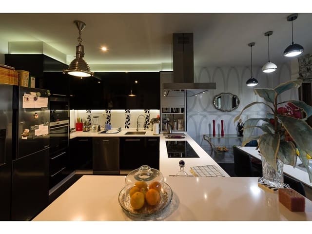 4 bedroom Townhouse for sale in Brión with pool garage - € 600,000 (Ref: 5897541)