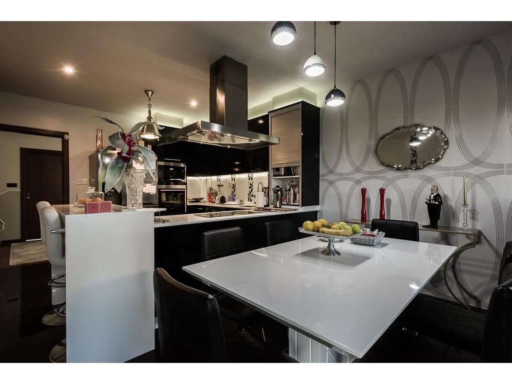 4 bedroom Townhouse for sale in Brion with pool garage - € 600,000 (Ref: 5897541)