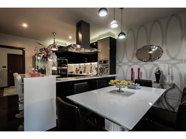 4 bedroom Townhouse for sale in Brión with pool garage - € 600,000 (Ref: 5897541)