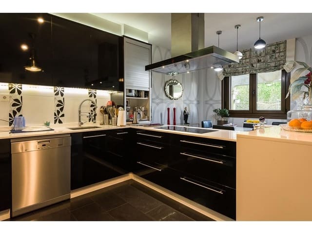 4 bedroom Townhouse for sale in Brión with pool garage - € 600,000 (Ref: 5897541)