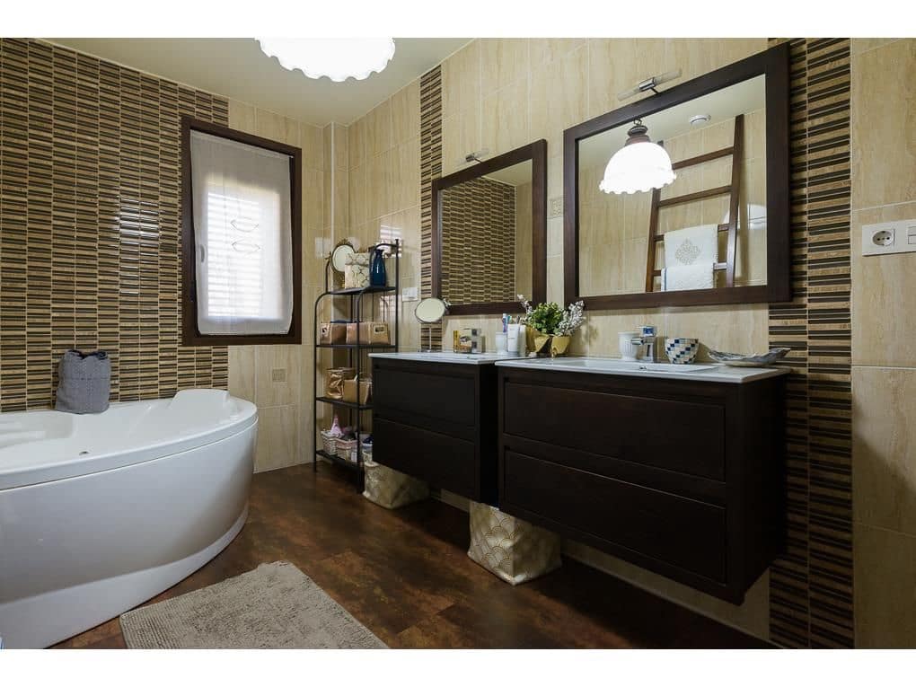 4 bedroom Townhouse for sale in Brion with pool garage - € 600,000 (Ref: 5897541)