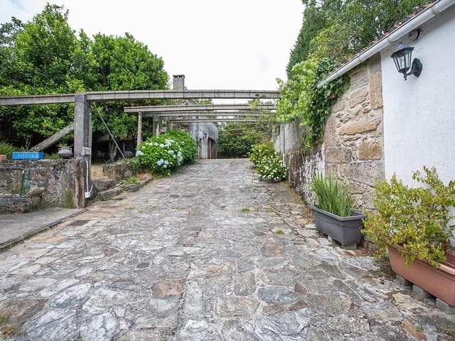 6 bedroom Finca/Country House for sale in Teo with garage - € 350,000 (Ref: 6201871)