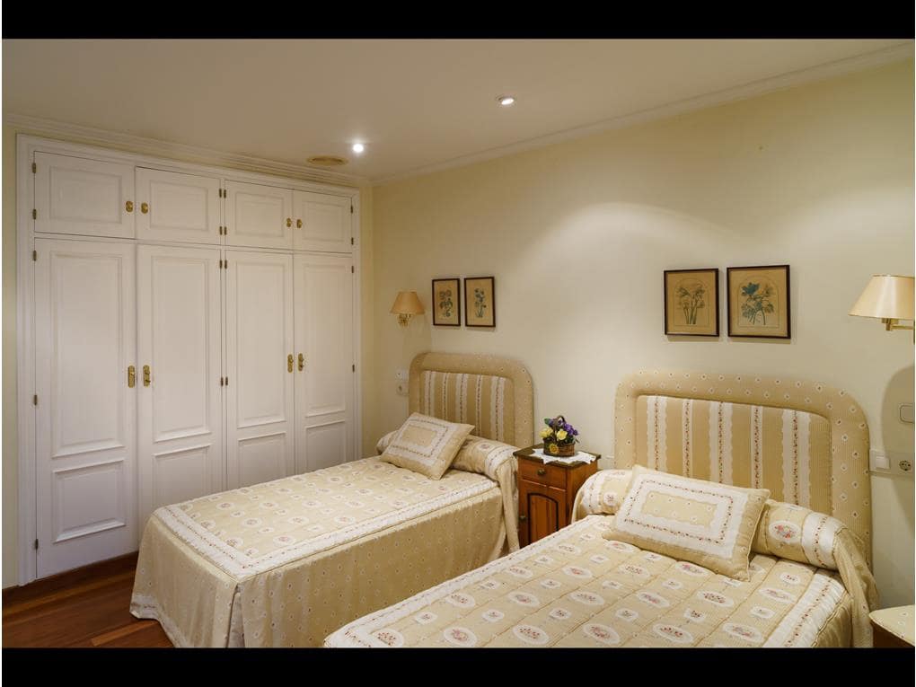 6 sypialnia Dom na sprzedaż w Teo z basenem garażem - 1 350 000 € (Ref: 6441561)