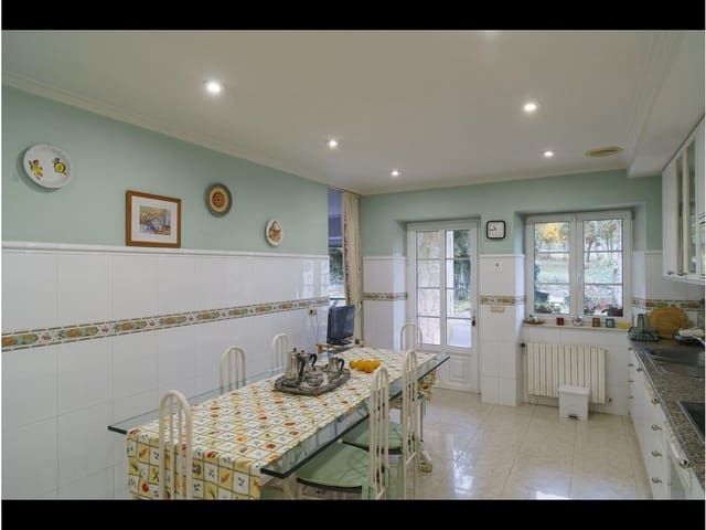 6 bedroom Townhouse for sale in Teo with pool garage - € 1,350,000 (Ref: 6441561)