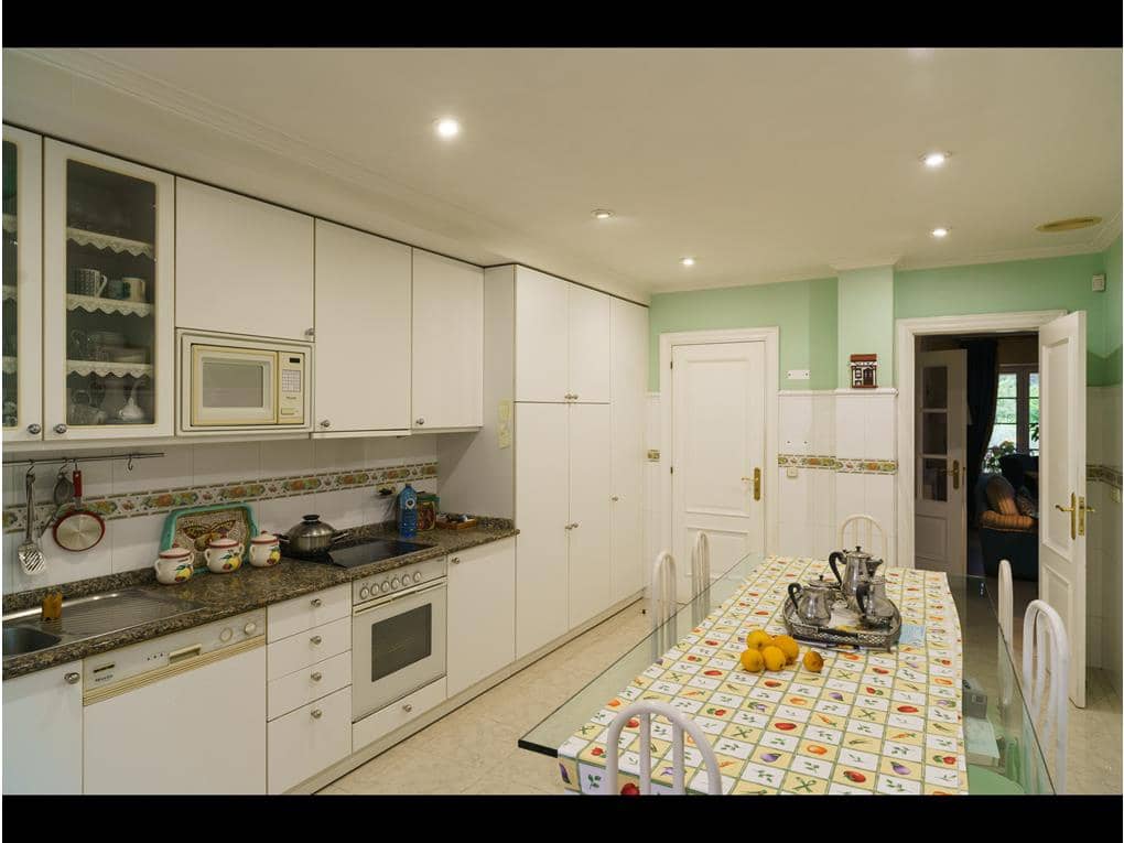 6 sypialnia Dom na sprzedaż w Teo z basenem garażem - 1 350 000 € (Ref: 6441561)