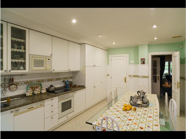 6 bedroom Townhouse for sale in Teo with pool garage - € 1,350,000 (Ref: 6441561)