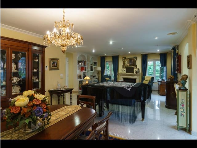 6 bedroom Townhouse for sale in Teo with pool garage - € 1,350,000 (Ref: 6441561)