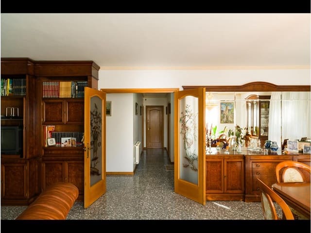 5 bedroom Villa for sale in Santiago de Compostela with garage - € 625,000 (Ref: 7792947)