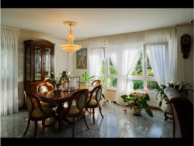 5 bedroom Villa for sale in Santiago de Compostela with garage - € 625,000 (Ref: 7792947)