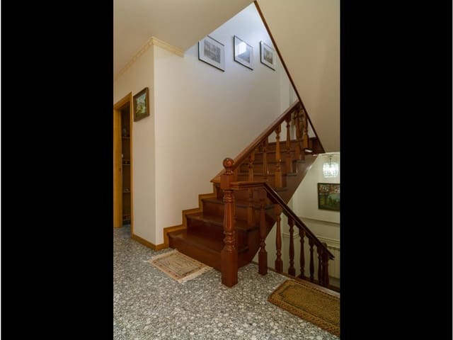 5 bedroom Villa for sale in Santiago de Compostela with garage - € 625,000 (Ref: 7792947)