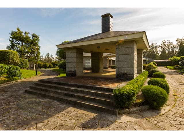 6 quarto Moradia para venda em Santa Comba com piscina garagem - 1 200 000 € (Ref: 8092077)