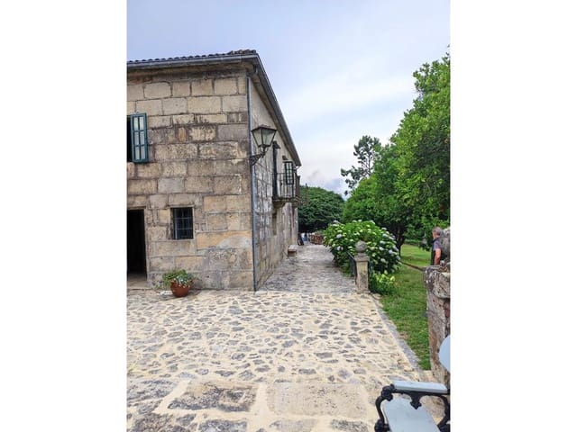 8 bedroom Villa for sale in Padrón with garage - € 490,000 (Ref: 8260071)