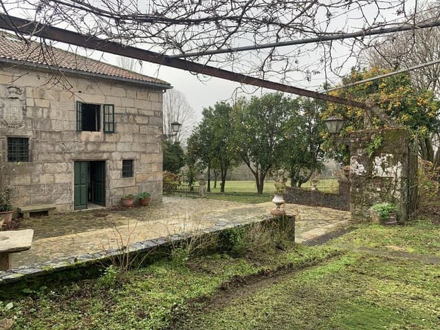 8 bedroom Villa for sale in Padrón with garage - € 490,000 (Ref: 8260071)