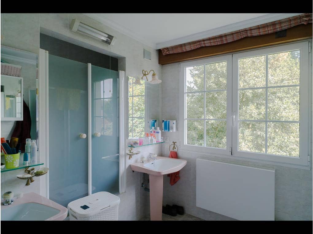 8 soveværelse Villa til salg i Bertamirans med swimmingpool garage - € 950.000 (Ref: 8626100)