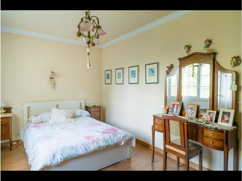 8 soveværelse Villa til salg i Bertamirans med swimmingpool garage - € 950.000 (Ref: 8626100)