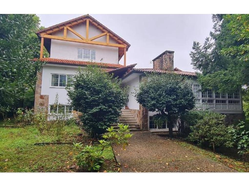 8 soveværelse Villa til salg i Bertamirans med swimmingpool garage - € 950.000 (Ref: 8626100)