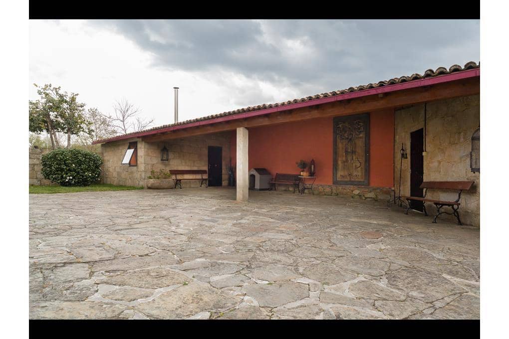 5 bedroom Villa for sale in Teo with pool garage - € 480,000 (Ref: 8912417)