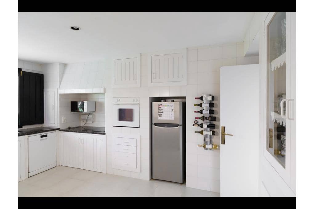 5 bedroom Villa for sale in Teo with pool garage - € 480,000 (Ref: 8912417)