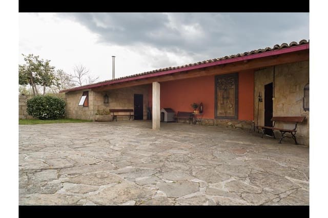 5 bedroom Villa for sale in Teo with pool garage - € 480,000 (Ref: 8912417)