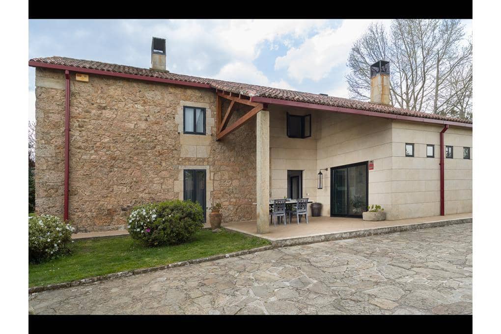 5 bedroom Villa for sale in Teo with pool garage - € 480,000 (Ref: 8912417)