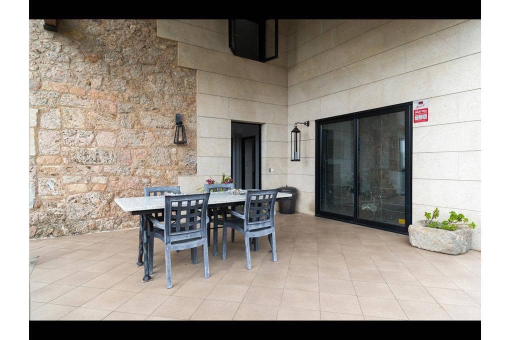 5 bedroom Villa for sale in Teo with pool garage - € 480,000 (Ref: 8912417)